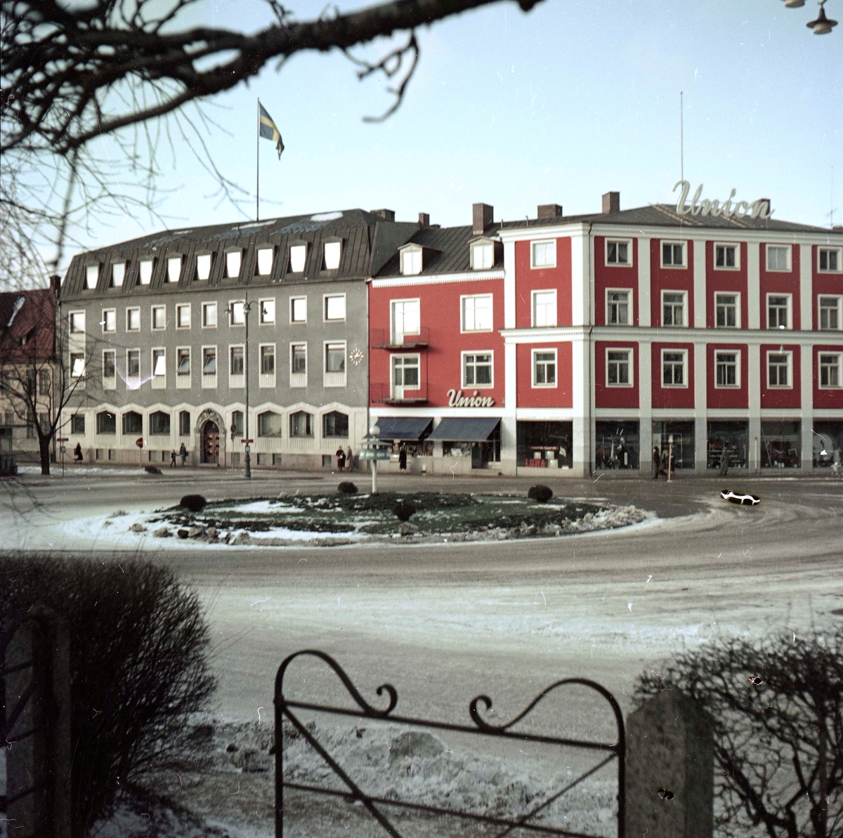 Bild över Drottninggatan i Huskvarna 7 december år 1959. Konsum Union i den röda byggnaden, brevid till vänster ser man stadshuset.