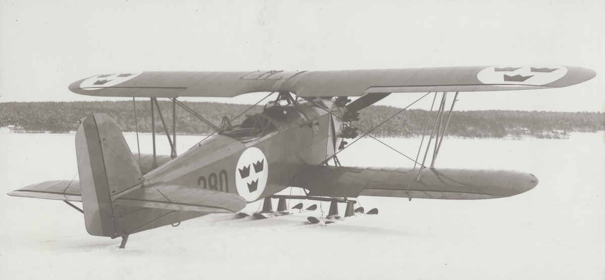 Flygplan J 4, Heinkel HD 19 märkt nr 280 står med skidor på F 2 Hägernäs, cirka 1929-1930. Vy bakifrån.

Text vid foto: "J 4 på skidor - sedd bakifrån."