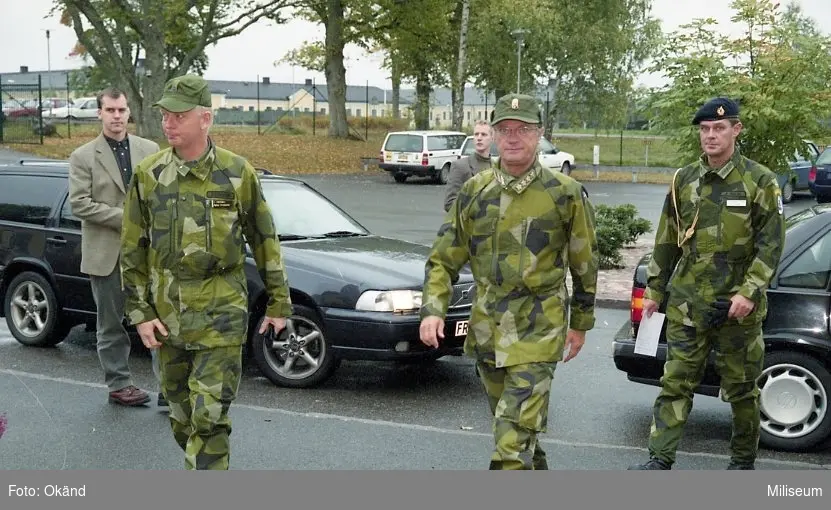 Ankomst till SWEDEC.

F.vr. Personal SÄPO, överste Björn Svensson, Hans Majestät Konungen Carl XVI Gustaf, kungens adjutant.