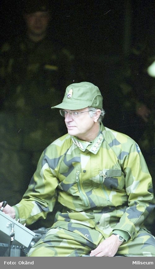 Hans Majestät Konungen Carl XVI Gustaf vid manöverpanelen minröjrobot.