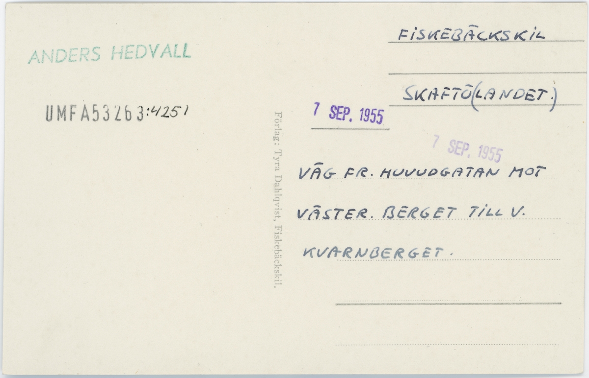 Tryckt text på kortet: "Gatuparti, Fiskebäckskil."
"Förlag: Tyra Dahlqvist, Fiskebäckskil."
Noterat på kortet: "Fiskebäckskil Skaftö(landet). 7 Sep. 1955."
"Väg fr. Huvudgatan mot väster. Berget till v. Kvarnberget."