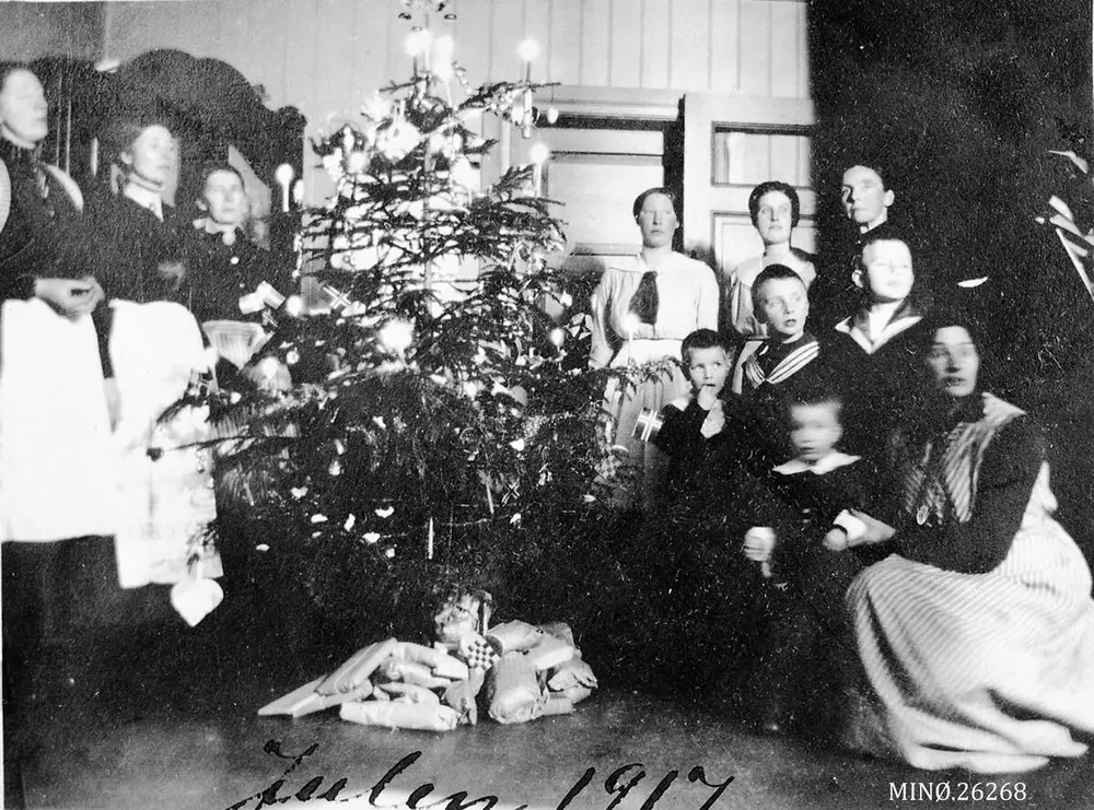 Julaften folk rundt juletreet