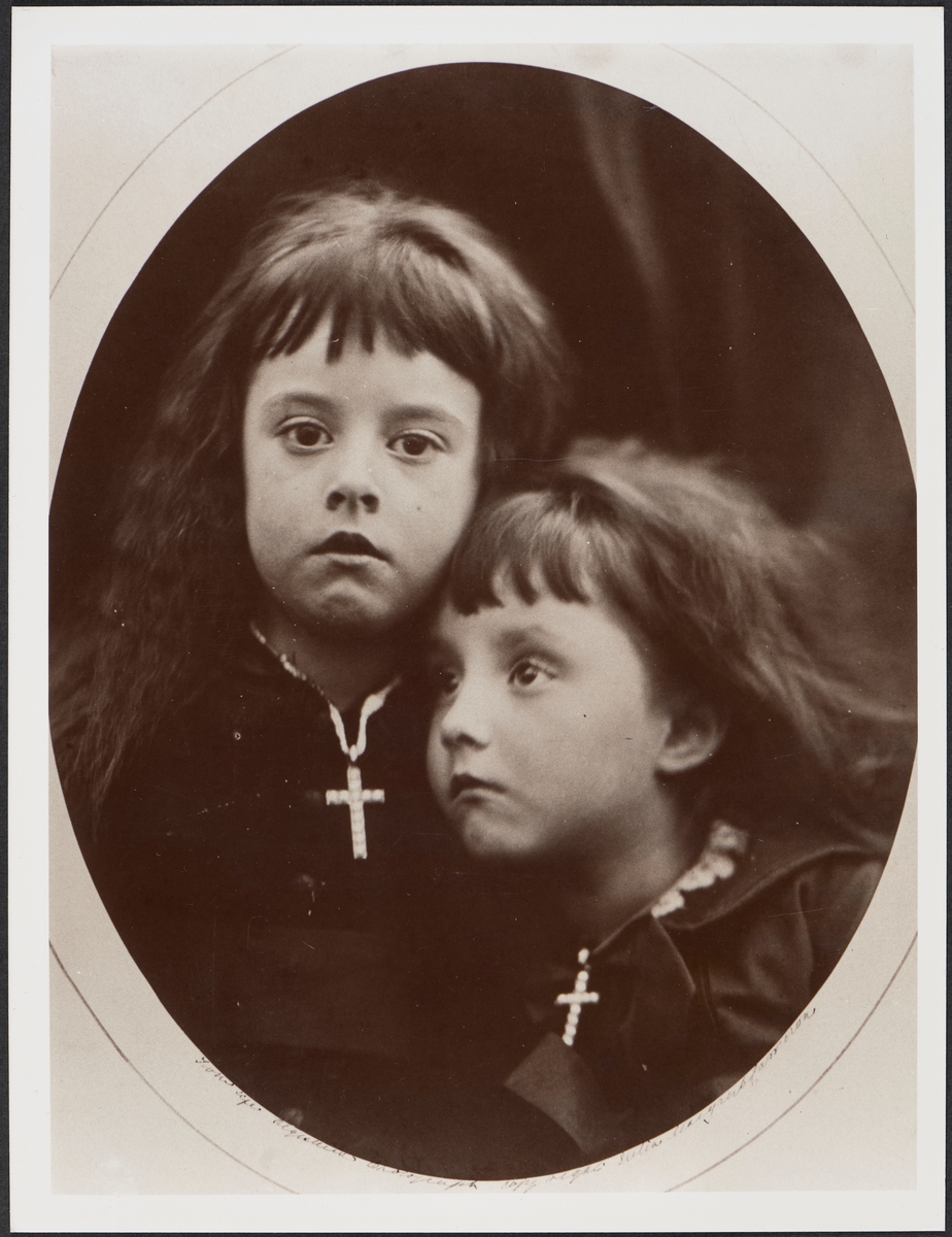 To unge jenter med kors rundt halsen. 