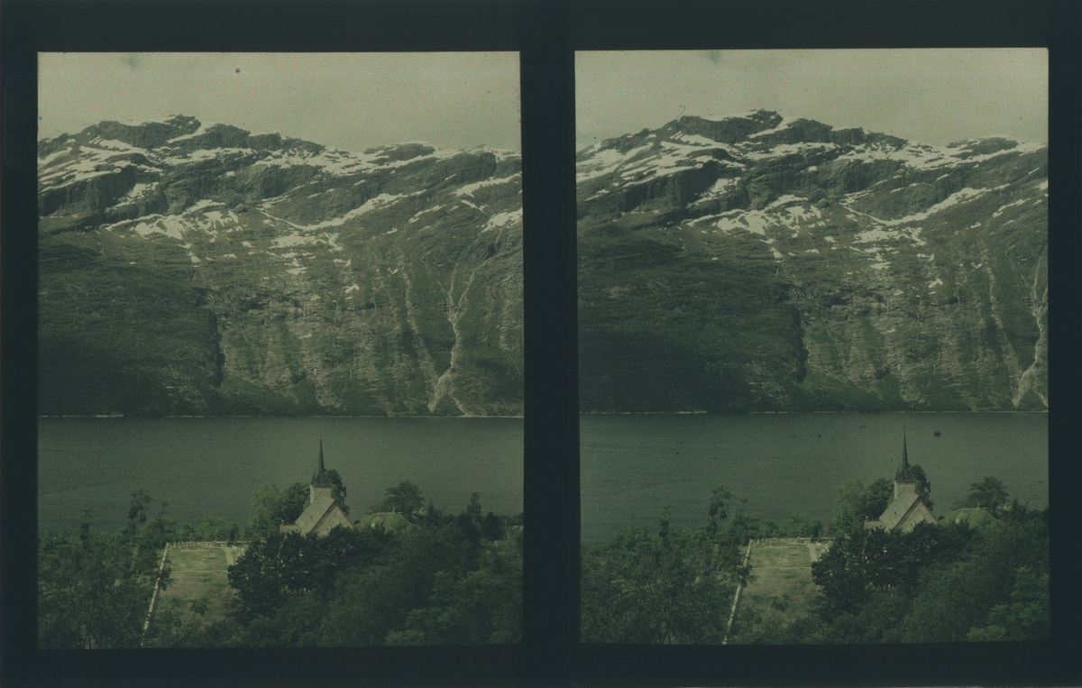 Landskap og kirketårn, Ullensvang. Tilhører Arkitekt Hans Grendahls samling av stereobilder.