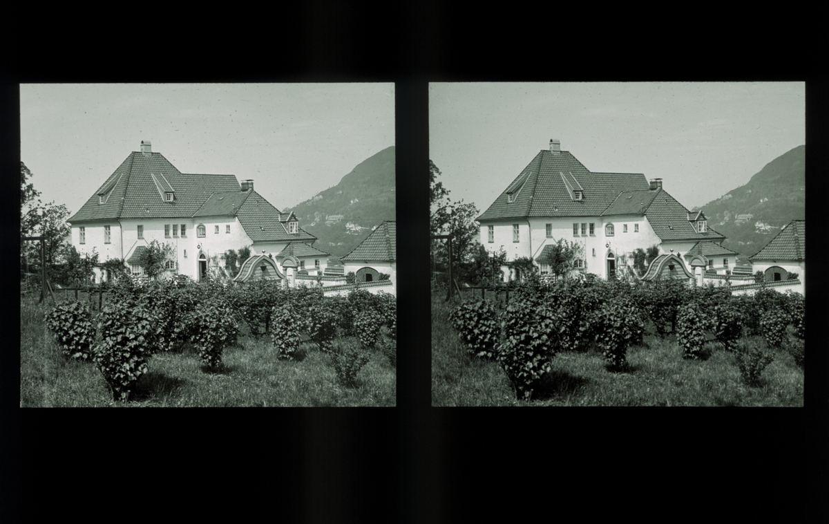 Hagehus, tilhørende Kronstad Hovedgård. Tilhører Arkitekt Hans Grendahls samling av stereobilder.