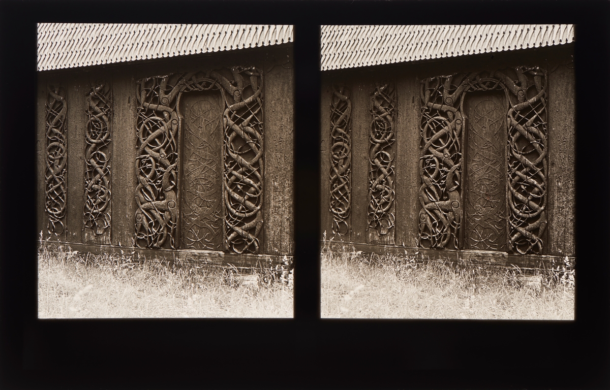 Eksteriørdeltaljer fra Urnes stavkirke. Kirken regnes som arktitektonisk og kulturhistorisk unik blant de gjenværende stavkirkene på grunn av treskjæringsarbeidene og den omfattende innvendige dekoren. Den ble i 1979 tatt med på UNESCOs verdensarvsliste som en av de to første norske oppføringene. Tilhører Arkitekt Hans Grendahls samling av stereobilder.