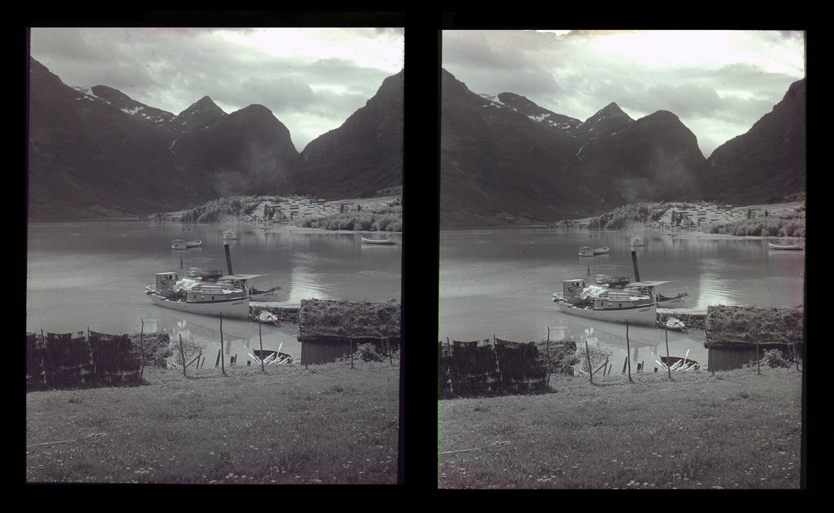 Dampbåtene "Oldedølen" og "Brixdal" som fraktet turister på Oldenvatnet ligger fortøyd. Tilhører Arkitekt Hans Grendahls samling av stereobilder.
