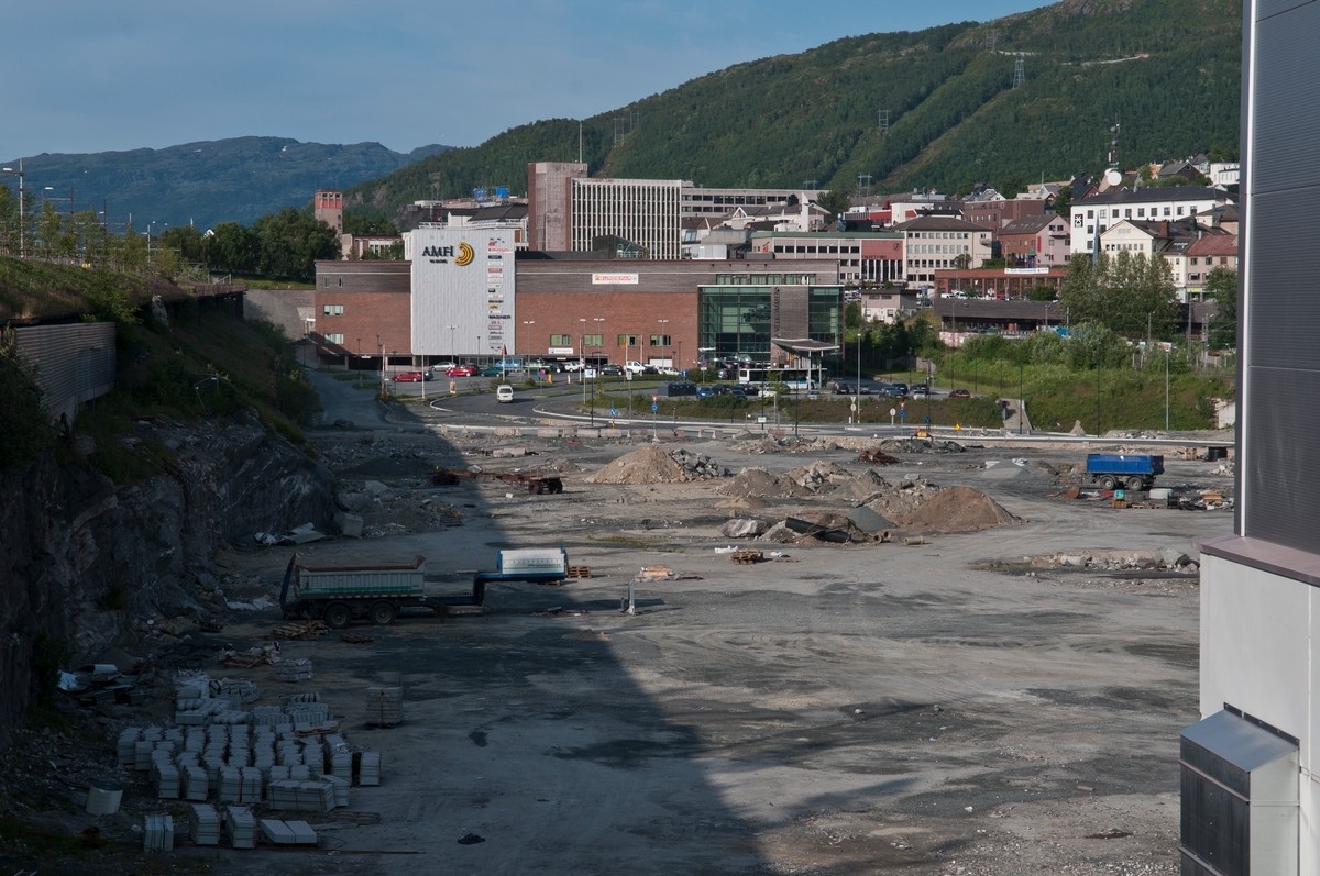 Handelsparkområdet i Narvik. Tomt mellom Nordkraft Arena og Amfi. Planlagt for utbygging. Foto 5. juli 2011.