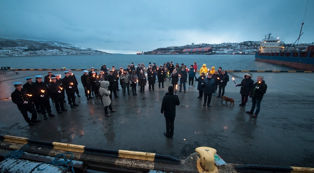 Ulf Eirik Torgersen holder tale om hendingene på Narvik havn. 75 års-minne-markering av krigsutbruddet 9. april, Narvik havn kl 1930. Fakkeltog fra pir 1 til Valhallaparken.