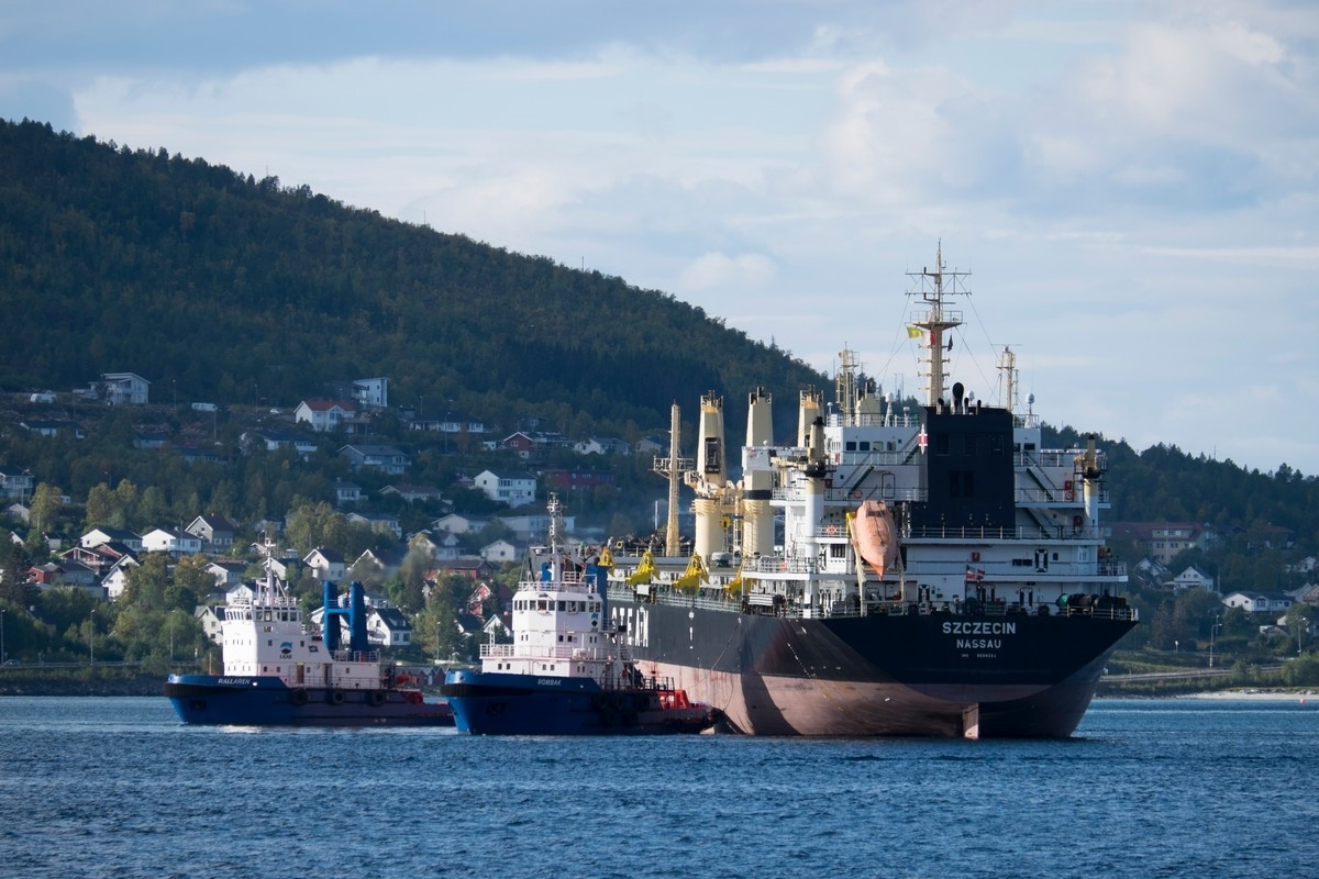 Bahamasregistrerte "Szczecin" taues til kai 5 på LKABs anlegg i Narvik 13. september 2015. Gross Tonnage:  24145
Deadweight:  37930 t
Length × Breadth:  190m × 29m