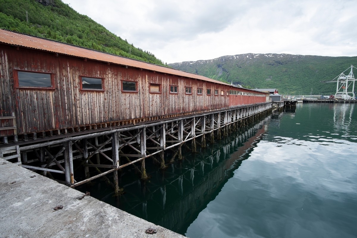 Nedsiden av Mathisen&Mathisen, BT-bygg, trelastforretning. Narvik havn, og havnevesenets containerkran helt til høyre. Bilder på veien fra LKABs adm bygning til Fagerneskaia. Foto til artikkel i Fremover 2. juli 2016: "En tur langs havna?". Foto 21. juni 2016
