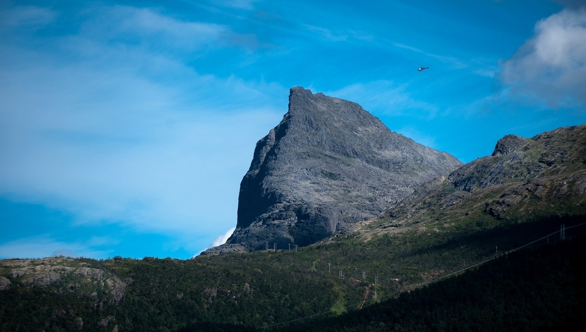 Tøttatoppen i Narvik. med helikopter i lufta.   Foto: 7. aug. 2018.
