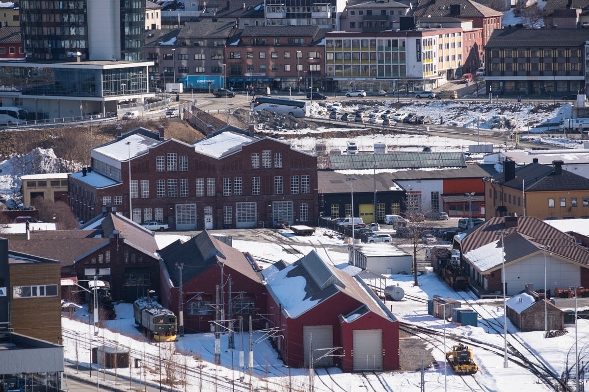 Jernbaneverkseder i Narvik. I bakgrunnen E6. Foto 10. april 2019.