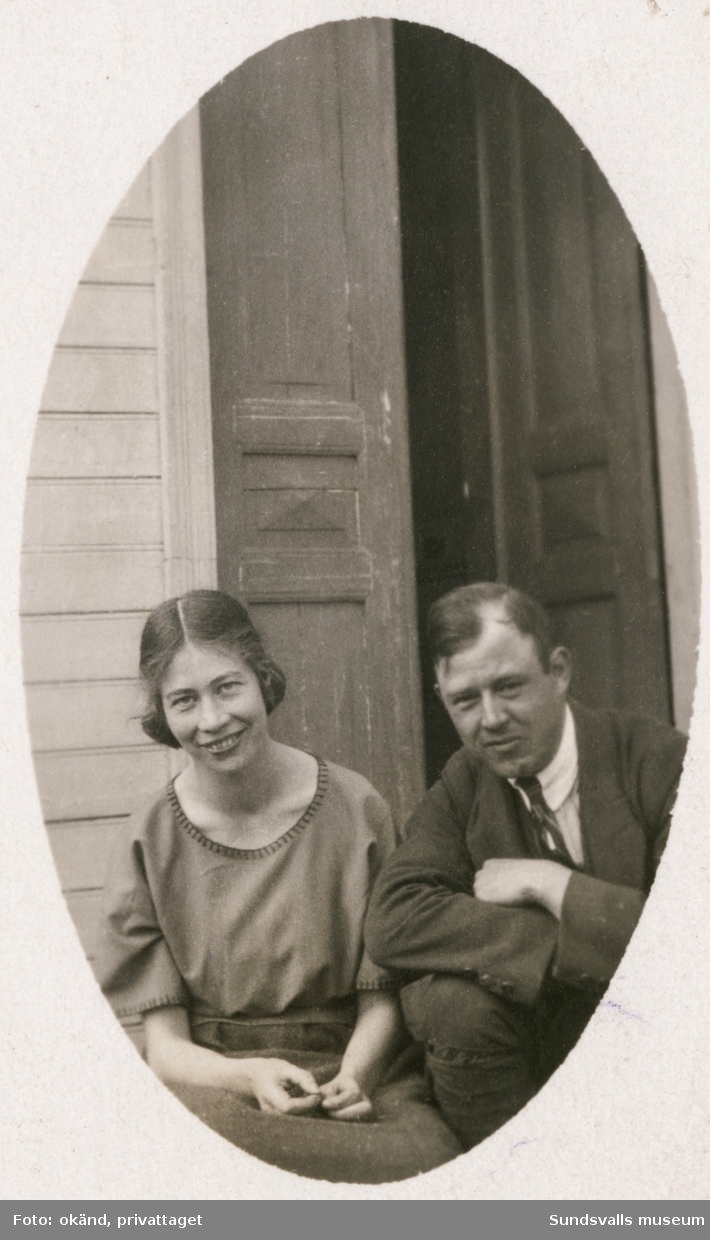 En kvinna och en man som sitter på brokvisten till ett trähus med vackra dubbeldörrar. På bild två, samma kvinna ensam. Ur ett album från Torp.