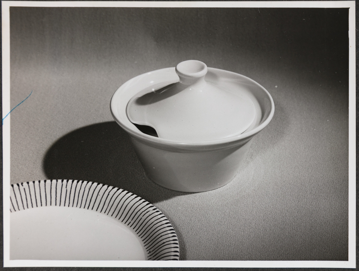 Marmeladeskål og tallerken i serviset "Smørbukk", designet av Inger Waage for Stavangerflint A/S.