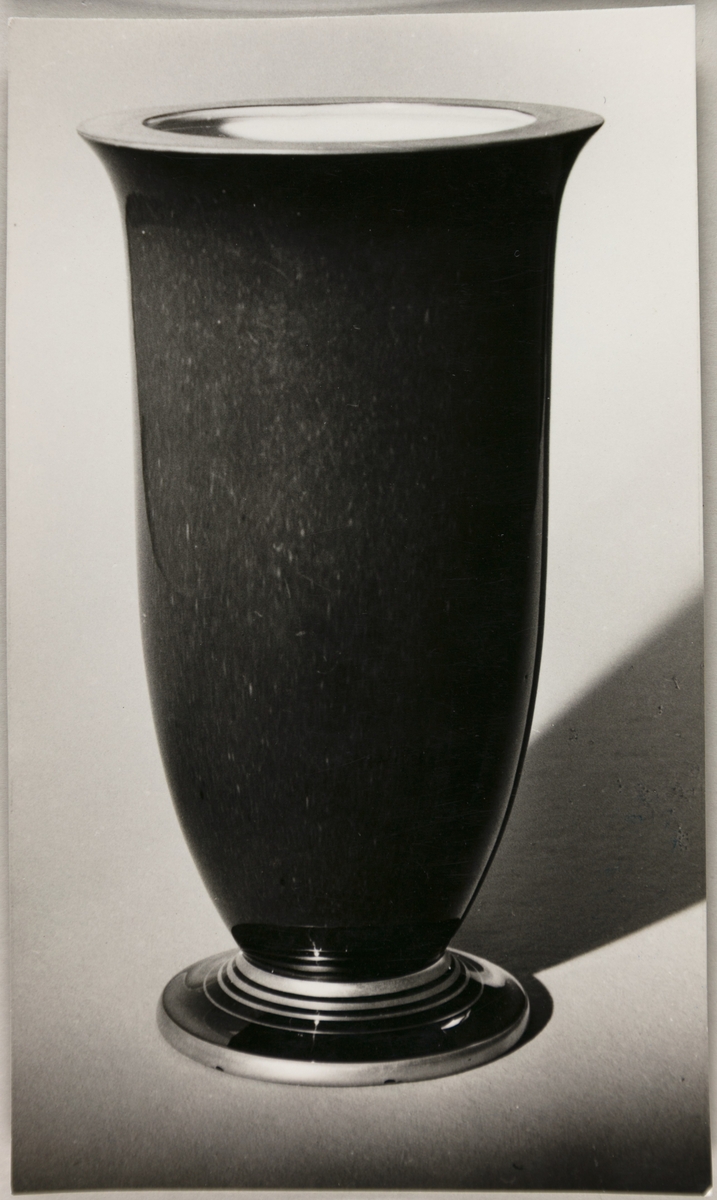En vase, prydartikkel nr. 9, fra Stavangerflint A/S.