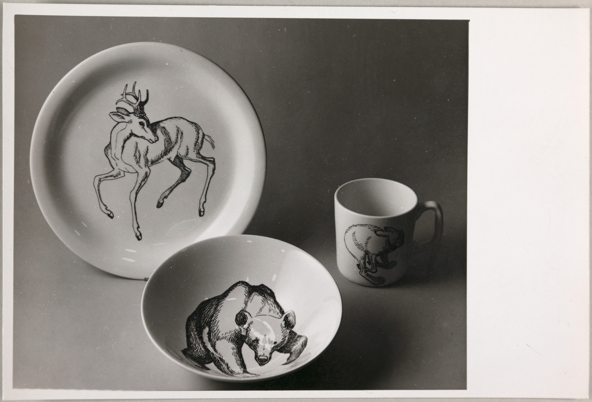 Barnesett bestående av tallerken, skål og en kopp med dyremotiv fra Stavangerflint A/S. Avbildede objekter har dyretegninger av en hjort, en bjørn og en hare.
