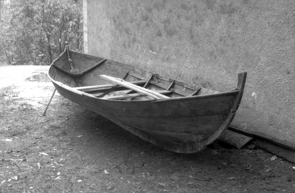 En serie gjenstandsfoto av en båt(snidbetning) da den kom til museet i 1989.