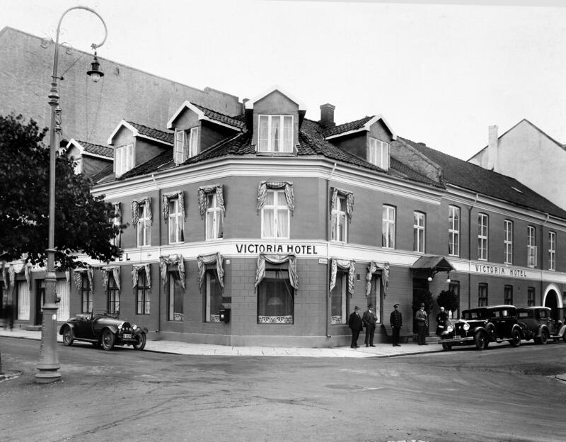 Fasadefotografi av Victoria hotell i Hamar.