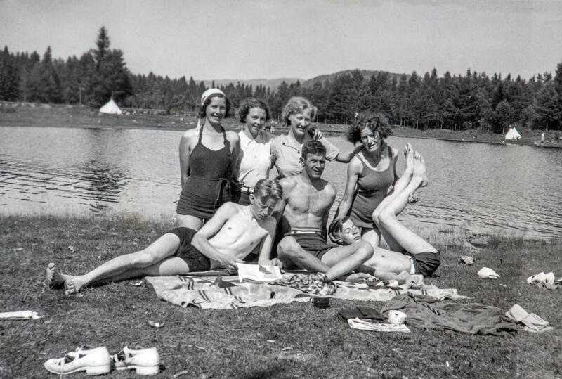 Gruppebilde av fire damer og tre menn som poserer nonchalant på badestranden en gang midt på 1900-tallet. (Foto/Photo)