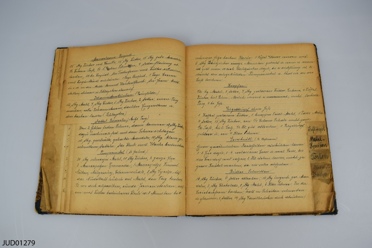 Kokbok med handskrivna recept på tyska. Recepten uppdelade i nio kategorier (grönsaker, kött, fågel etc.), samt enstaka på bilagda lösblad.