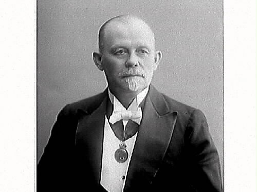 Porträtt av herre med medalj om halsen. (Se även bilderna MR2_2032, MR2_2049)