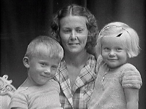 Sex fotografier arrangerade som en kontaktkarta. Två barn och på en av bilderna (se bild 2 för förstoring) förmodligen deras mor.