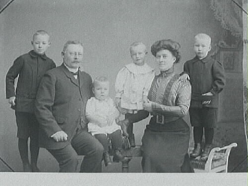 Familjebild. Länsman Anders Alling med familj; frun Jenny och fyra barn.