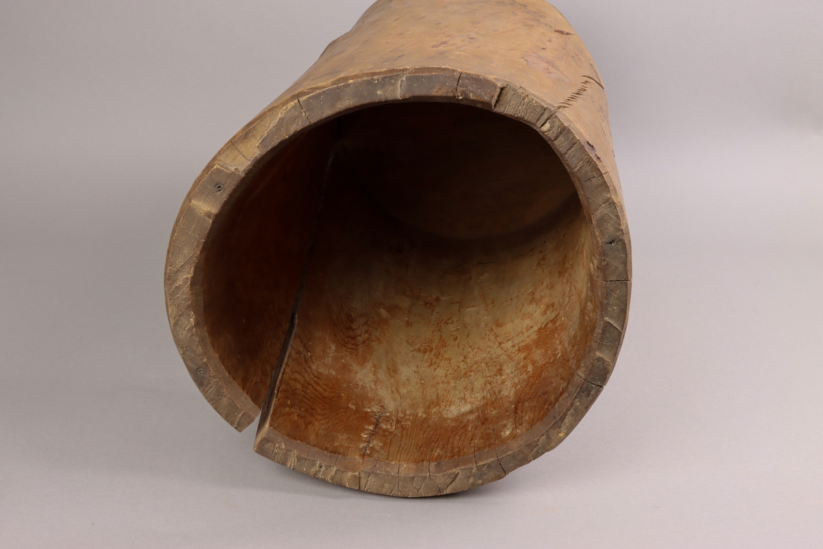 Kärl av trä konstruerad av urholkad stock. Utförd i ett stycke med utanpåliggande falsad botten. Botten av furu fastsatt med snedställda träpluggar. Genomgående spricka. Signatur och datering inskuren i botten: "AS 1846" följt av ett bomärke.