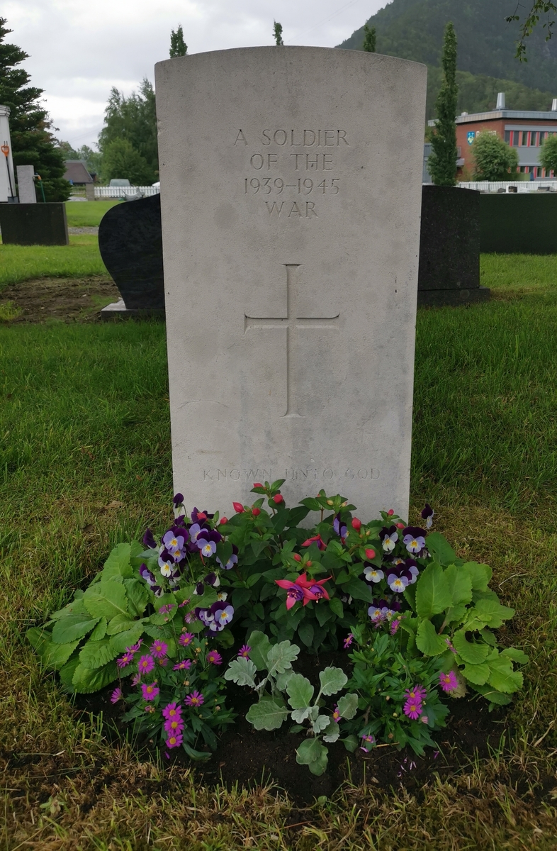 "A Soldier of the 1939–1945 War". Britisk krigsgrav på Åndalsnes kirkegård.