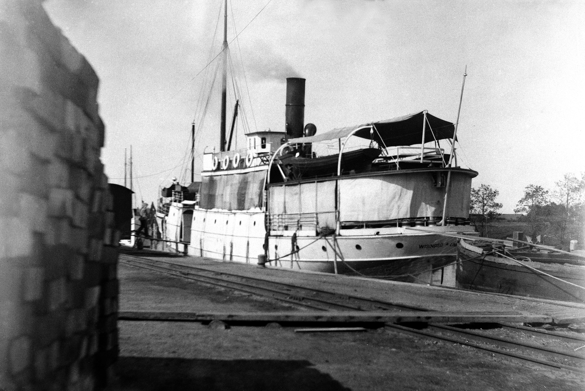 Båten Wisingsö i Linköpings hamn.

Bilder från Linköping tidigt 1900-tal. 

Arvid Augustin Eriksson fotograferade i Linköping under åren 1910-1950, han föddes i Linköping 1887-08-27. Arvid arbetade som frisör och drev sin egen frisersalong på Storgatan 13-15. 

Fritiden ägnade han åt segling och foto och han spelade även dragspel. Med dragspelet underhöll han ibland på fester, vintertid spelade han vid Linköpings skridskobana. 
