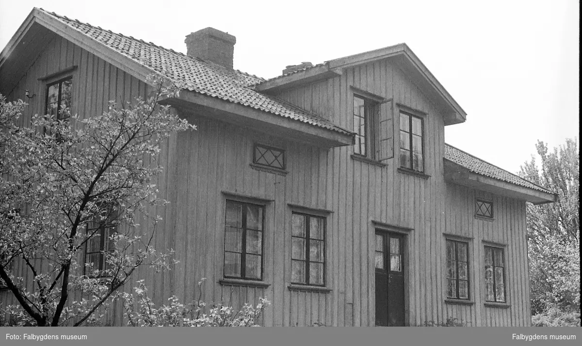 Byggnadsinventering 1972. Pålhammarsgården (Postgården), stä 514-15. Från NV.
