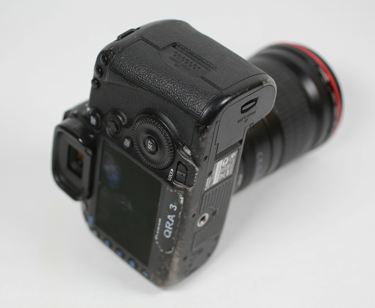 Digitalt kamera med 135 mm objektiv.