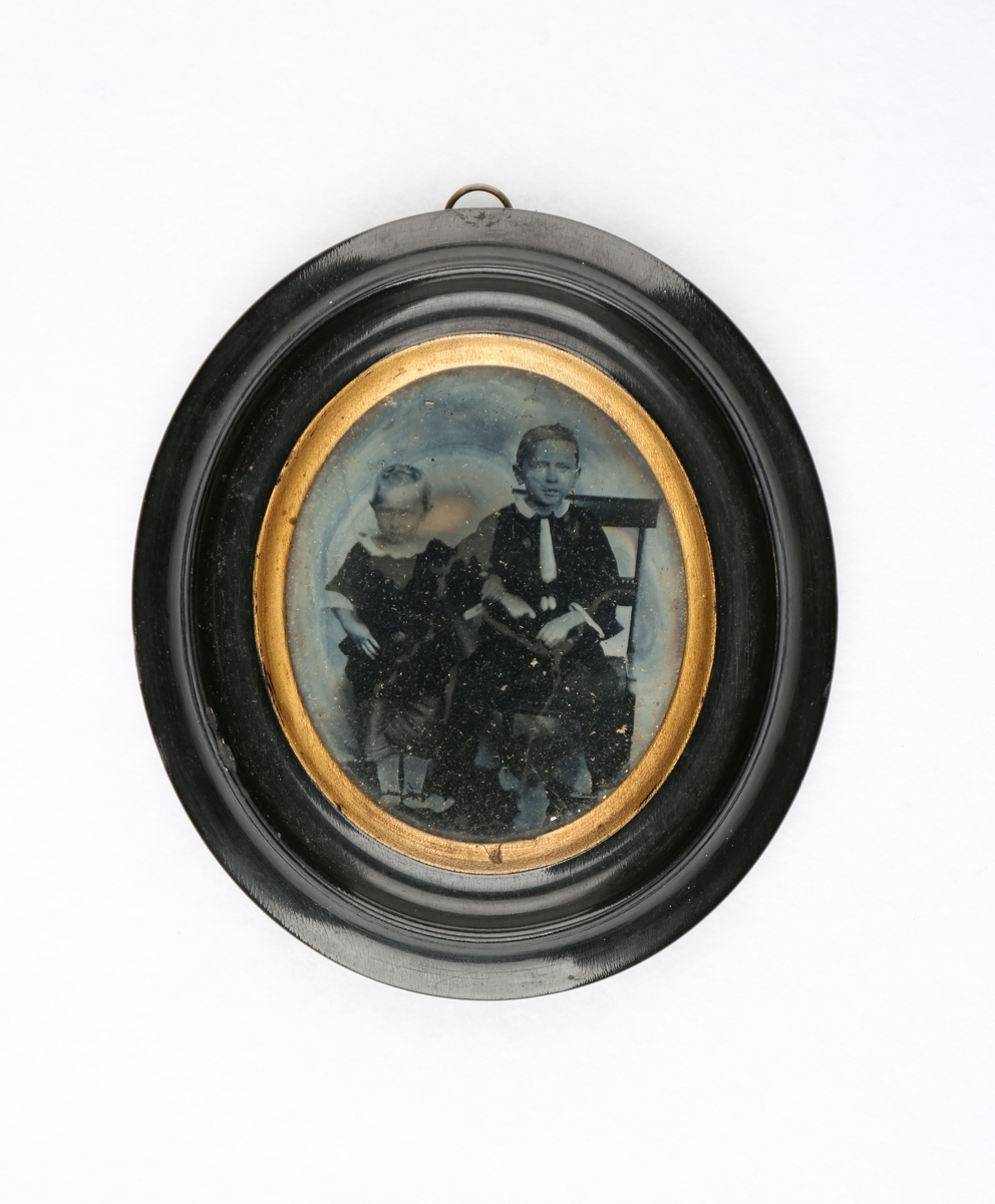 Ambrotypi av brødrene Christian Garmann Anderssen (1853-1934) og Anker Johan Anderssen (1857-1940). Ukjent fotograf, 3. august 1861.