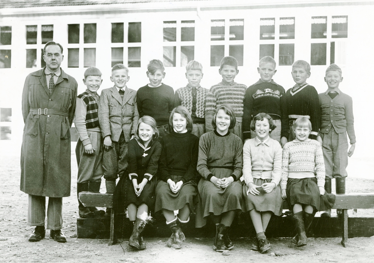 Holtane skole .4. og 5. klasse. 10.12.1956. Lærer Asbjørn Ulven