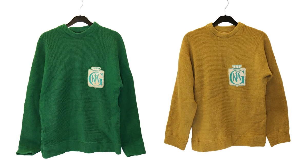 Konsumtionsföreningen Alfa, 2 stickade bandytröjor med påsydda lagmärken i grön och beige.