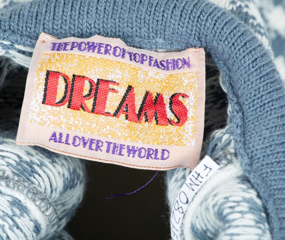 Rund hals, rett isydde ermer, rette sider.
Sign.: The power of Top Fashion-Dreams-All over the World.