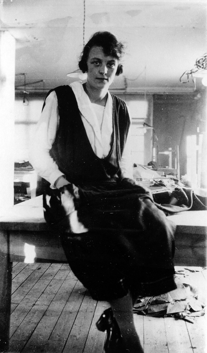 Ruth Färdig arbetade på en av Molanders kavajtillverkningsverkstäder som låg vid järnvägsövergången, Göteborgsvägen. 1926 flyttades hela verksamheten in i Kaboms nya fabrik i kvarteret Solen.