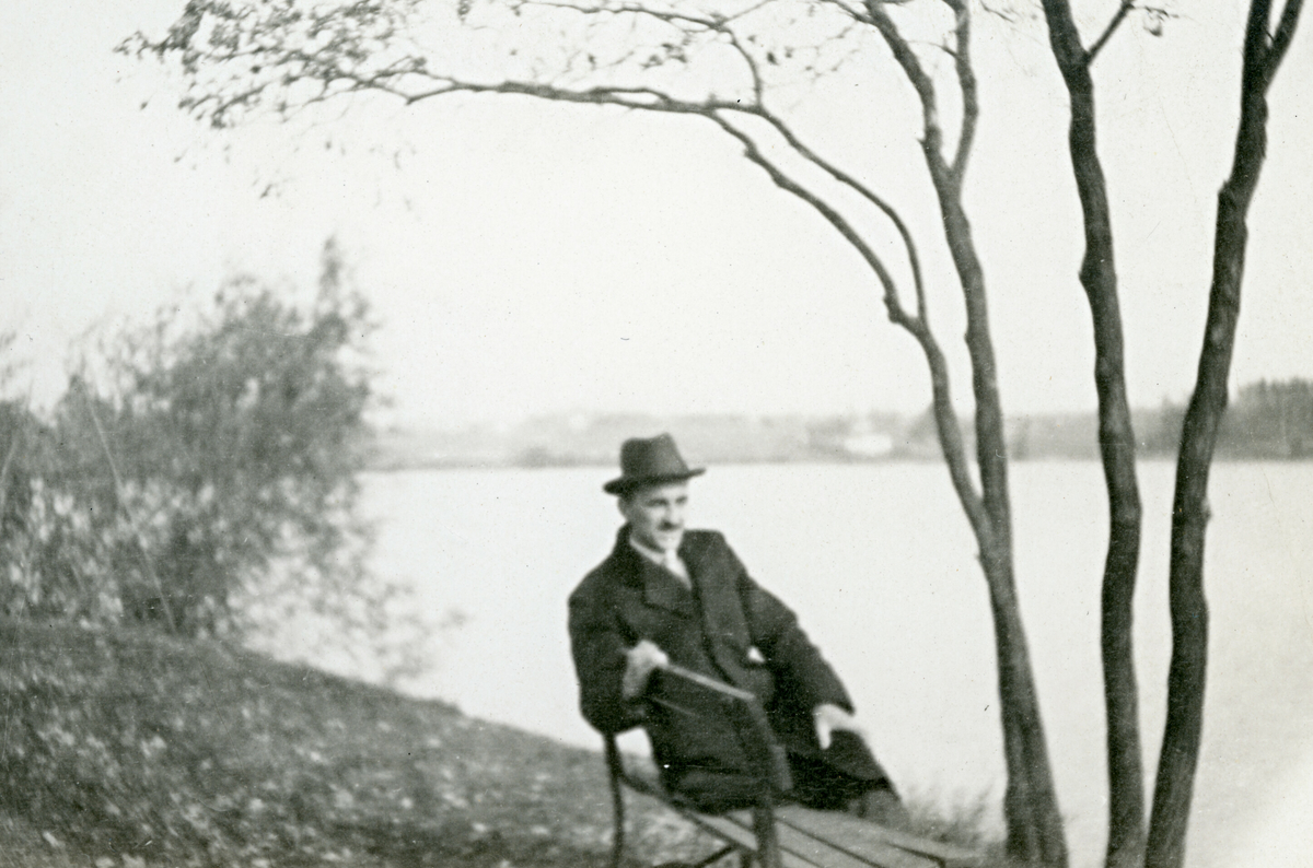 Portrett av mann på ein benk.  Amerikabilde.  Tatt 19.10.1913