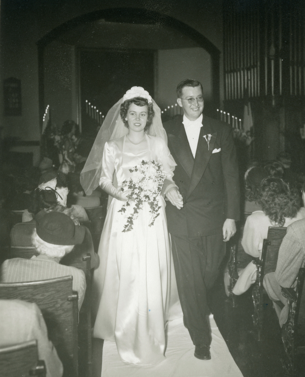 Marjorie og Herman Dragt opp kyrkjegolvet på bryllupet 9.10.1948