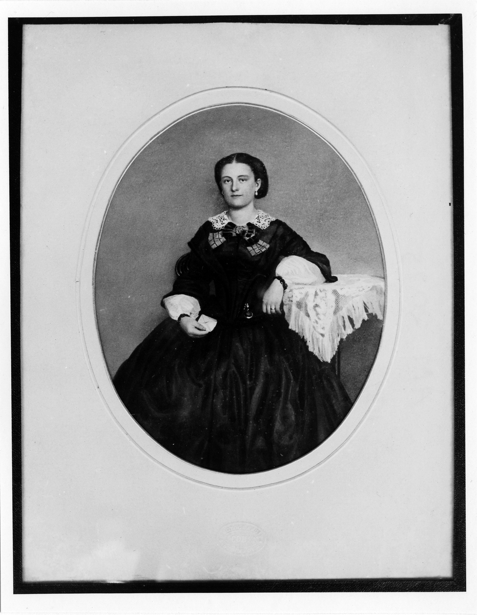 Kolorerat porträtt av Fru Agnes Hilma Carolina Berggren 1831-1881.