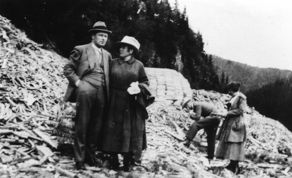 Gjerløv Skaardal med frue i steinbrotet 1920, på bryllypsreise