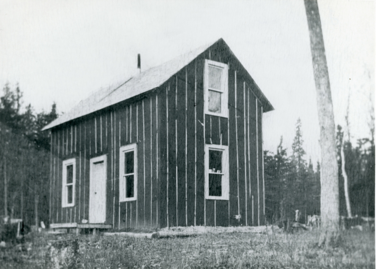 Første hus på farm ca. 1907.  Ener Skoe.
