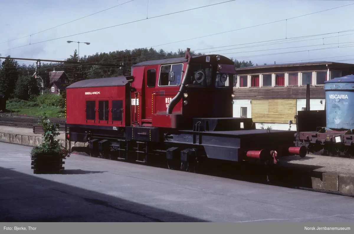 Roterende snøplog DiR2 506, om sommeren med demontert snøfreser og i stedet brukt som arbeidslokomotiv, på Narvik stasjon