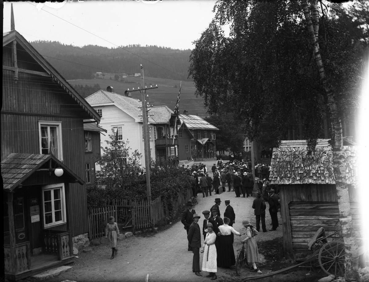 Fotosamling etter Kjetil Skomdal (1881-1971). Fotografen virket i perioden 1910 til 1960 og hadde eget mørkerom hvor han også tok imot film fra andre fotografer. I perioden var han også postbud i Fyresdal. Motiv fra Fyresdal. "Folkestadbyen" med folk.