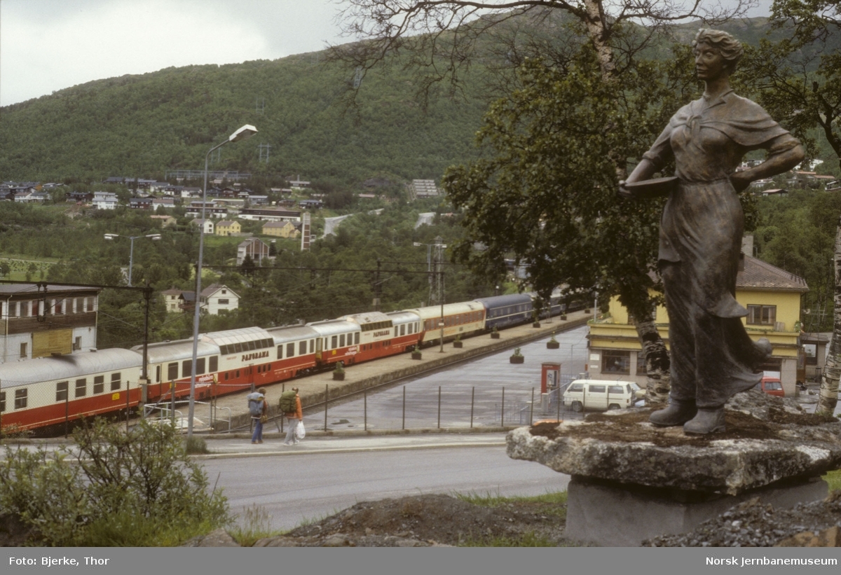 Ekstratog for Reisebüro Mittelthürgau på Narvik stasjon med Svarta Bjørn-monumentet i forgrunnen