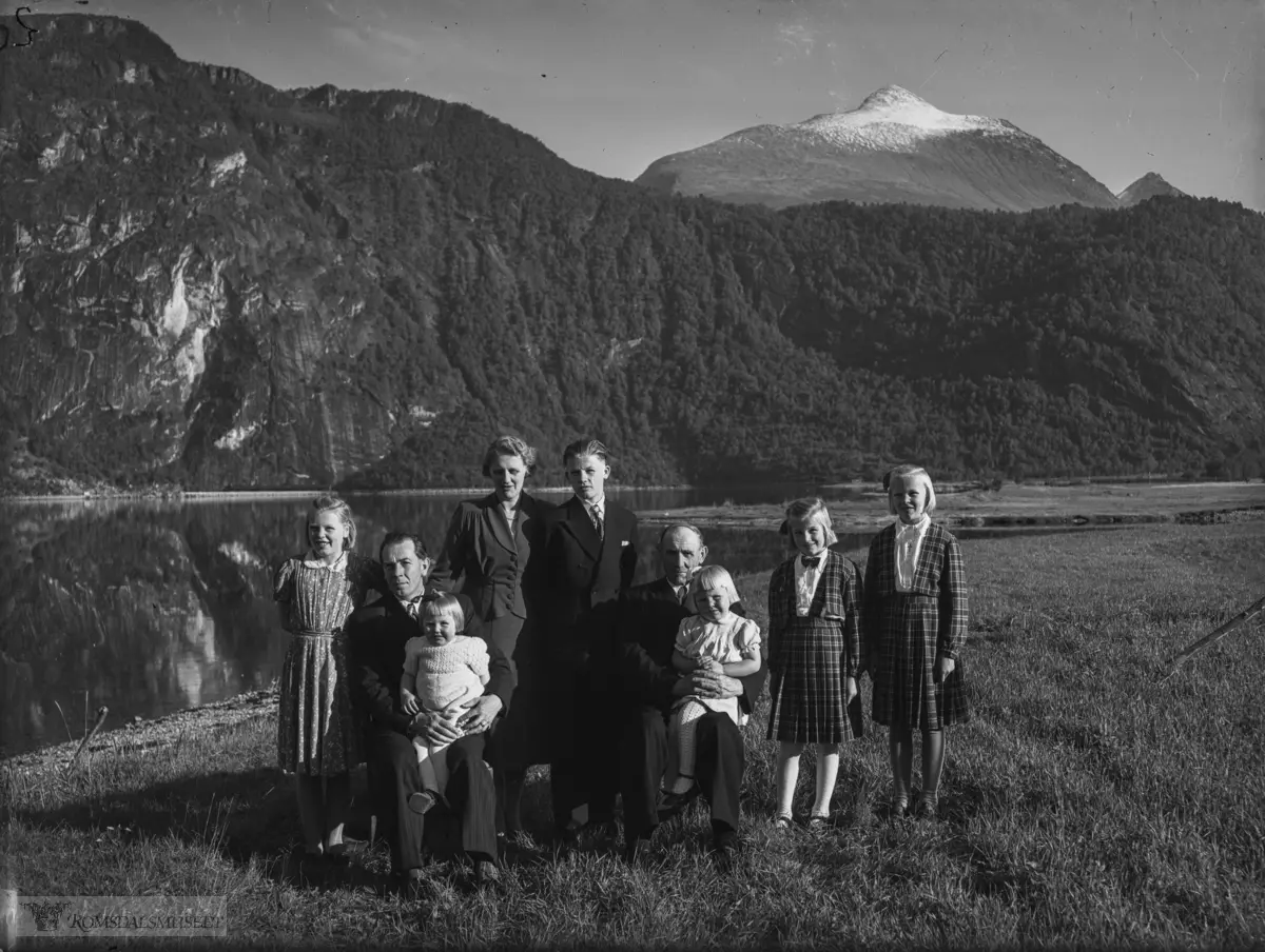 "Farstad"."nr 2".Familien Farstad på Nauste. Odd Farstads konfirmasjon 1951. I bakgrunnen ser vi Håhammaren m.m.