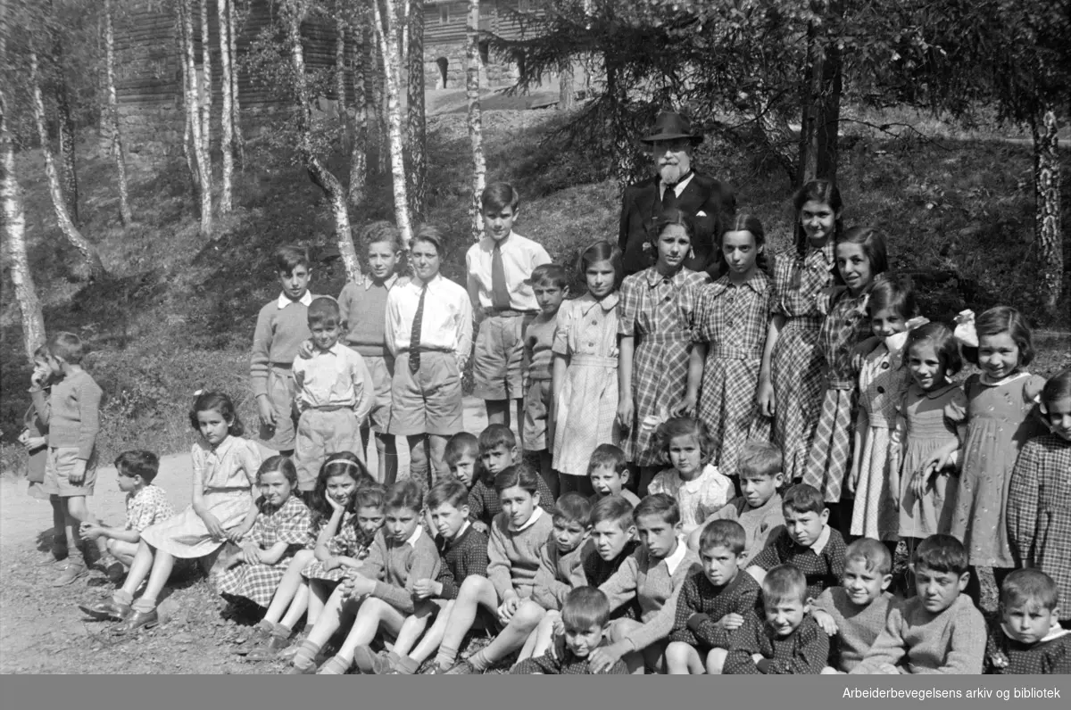 Den norske spaniakomiteen arrrangerer ferieopphold for 40 spanske flyktningbarn på Hasselbakken ved Mjøsa. Mai 1947.