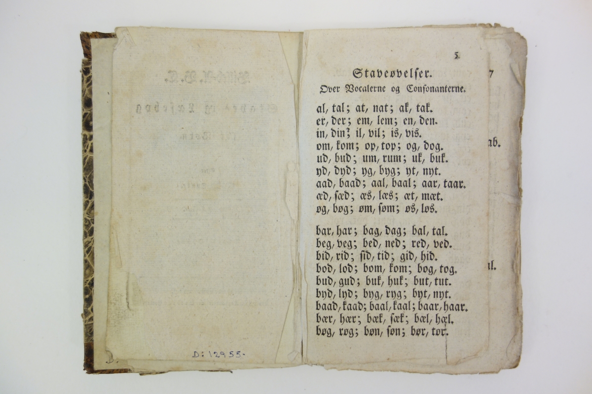 Oversikt over alfabetet og øvrig tekst i fraktur, boka inneholder også oversikt over det latinske alfabetet med tilhørende tekster. Illustrert med håndkollorerte kobberstikk. Medbundet "Læsebog for Børn" fra 1816.