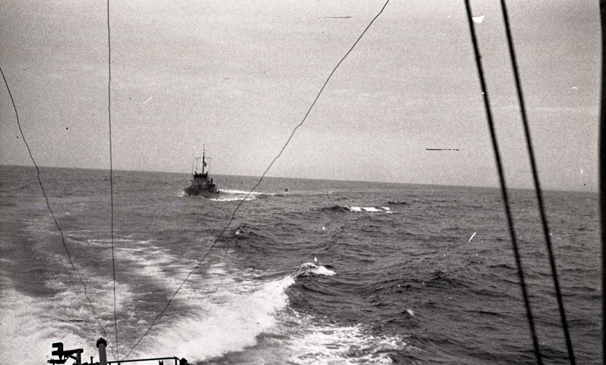 KNM VIGRA og KNM HITRA på vei over Nordsjøen fra Shetland (Scalloway) mot Bergen og Norge 14/5 1945. KNM VIGRA er motivet. 